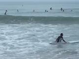 Olas que deja la tormenta tropical Isaías atrae a los surfistas en Miami Beach
