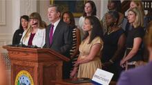 El gobernador Roy Cooper firma una orden ejecutiva para mejorar el acceso al aborto