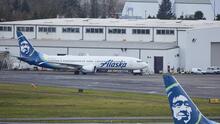 Alaska Airlines ofrece $1,500 a los pasajeros del Boeing 737 Max 9 que perdió parte del fuselaje