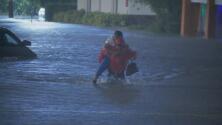 Un reportero rescata a una mujer atrapada en su carro durante una inundación provocada por Ian