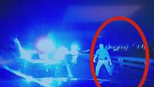 En video: El momento cuando un policía cae de un puente tras ser embestido por un auto