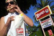 Siguen subiendo los precios de comida rápida en California