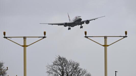 Aviones que se tambalean y abandonan el aterrizaje: así afectaron los fuertes vientos este aeropuerto de Londres