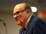 Furioso por el segundo 'impeachment', Trump ordena detener el pago de honorarios a Giuliani, según reportes