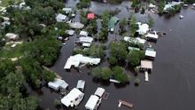 “Fue aterrador”: Huracán Idalia inunda barrios, derriba árboles y deja a miles sin luz en Florida