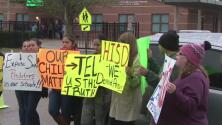 Padres protestan ante denuncias de conducta inapropiada de funcionario de una escuela de HISD con un estudiante