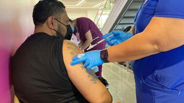 Realizan jornada de vacunación contra el covid-19 en el consulado de México en Houston