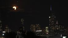 Chicago verá la luna rosada este martes, ¿a qué se debe y por qué se llama así?