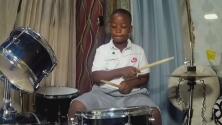 Niño prodigio de la música que tocaba una batería de objetos reciclados cumple su 'Sueño Navideño'