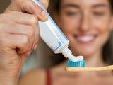 ¿Mojas la pasta antes de cepillarte los dientes? Estás cometiendo un error y te explicamos por qué