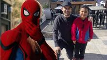 Mini fan de Spider-Man se encontró con Tobey Maguire el día de su cumpleaños y así reaccionó